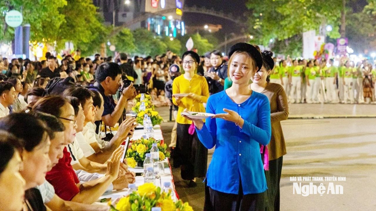 Một tiết mục Ví, Giặm được biểu diễn trên phố đi bộ TP Vinh cũ, nay thuộc phường Trường Vinh. Ảnh tư liệu Minh Quân