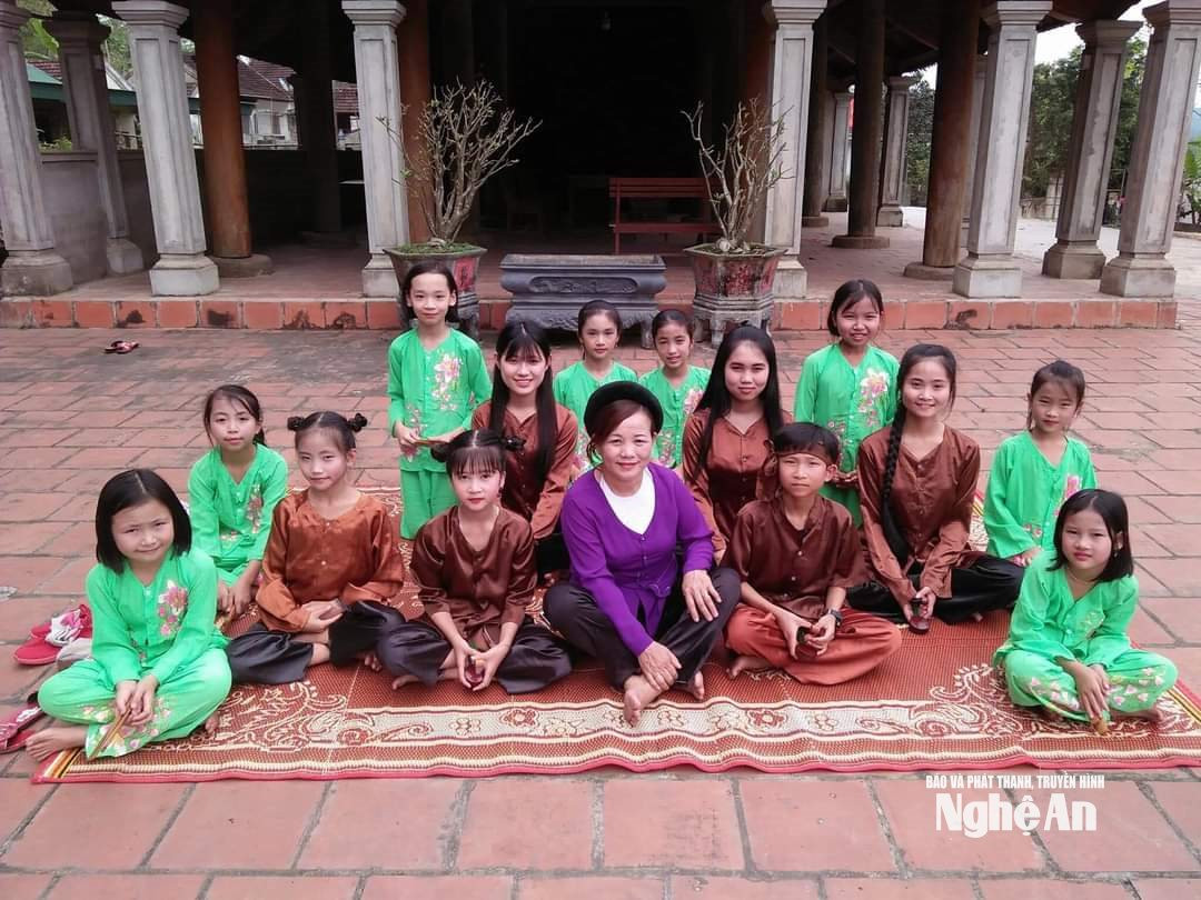 Nghệ nhân Nhân dân Hồng Vân cùng các bạn trẻ đam mê Dân ca ví, giặm. Ảnh: NVCC