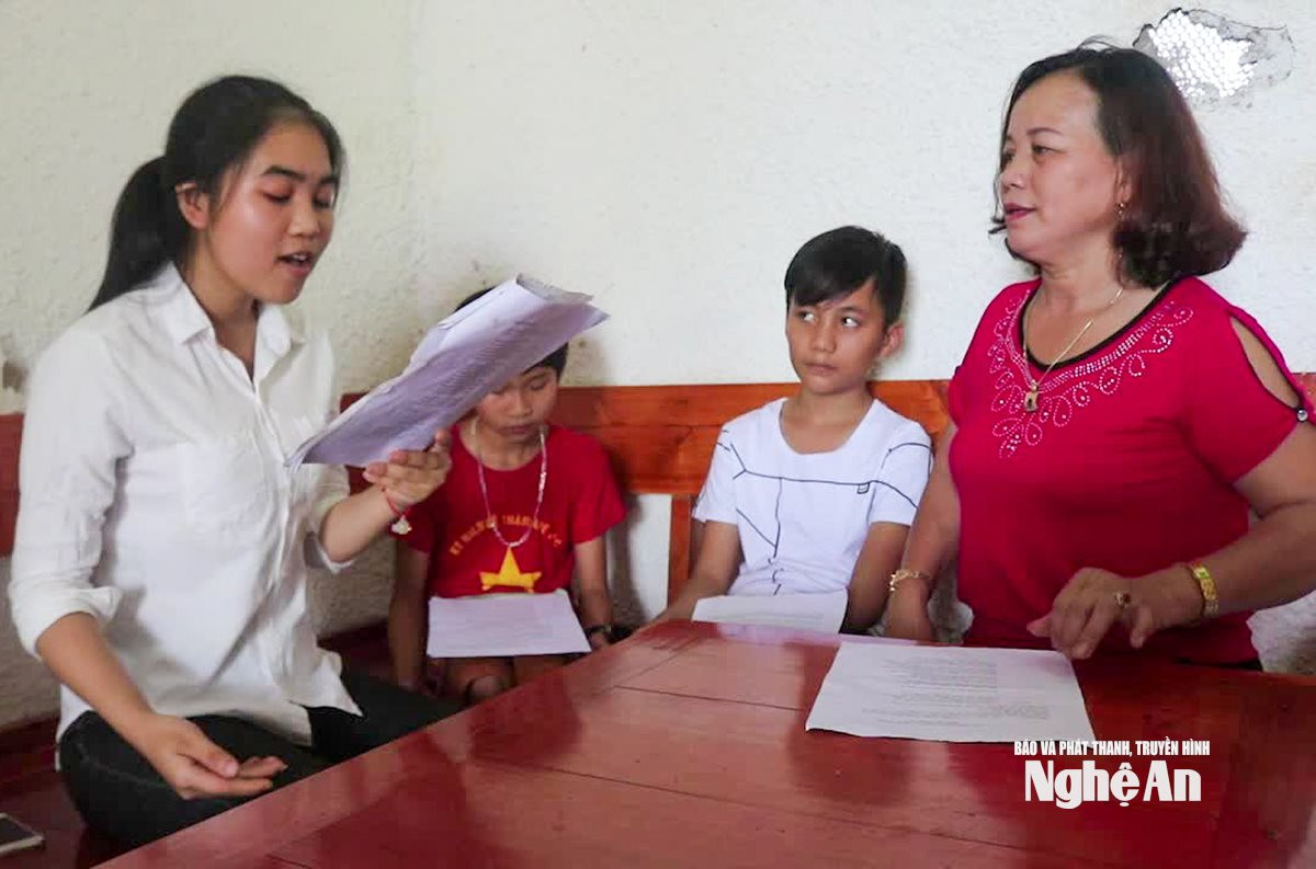 Nghệ nhân Nhân dân Hồng Vân trao truyền dân ca cho thế hệ măng non mỗi dịp Hè về. Ảnh NVCC
