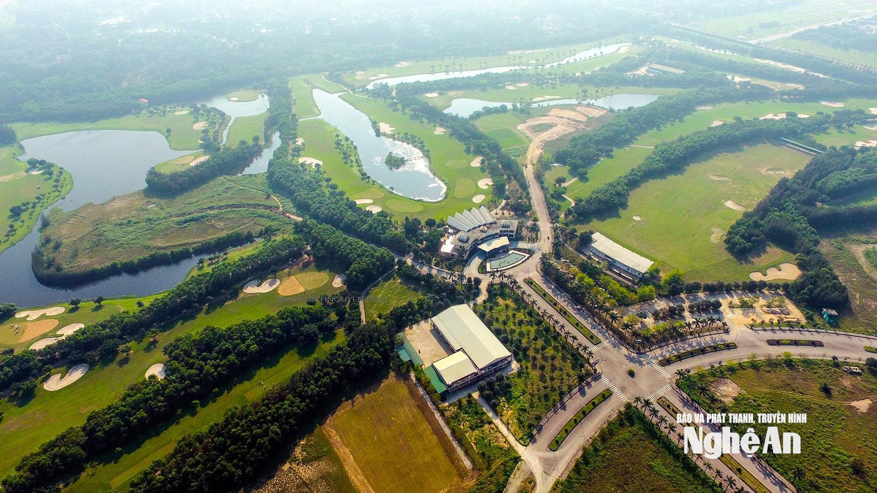Sân golf Cửa Lò. Ảnh Thành Cường