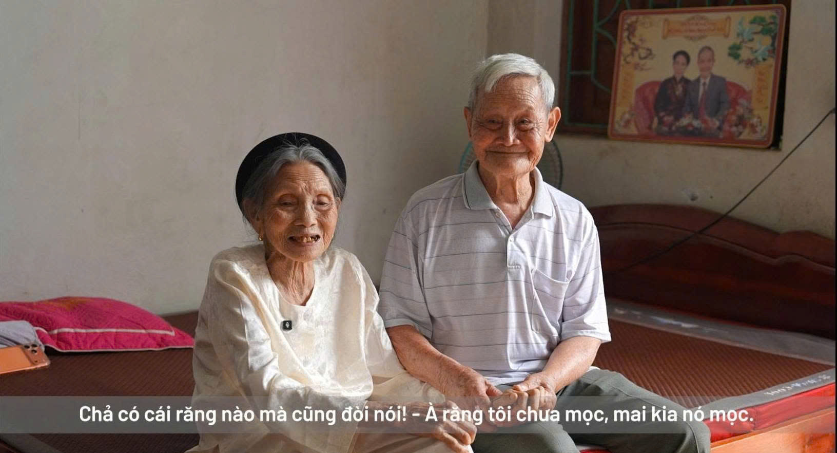 Cụ ông 101 tuổi chuẩn bị bữa sáng cho vợ