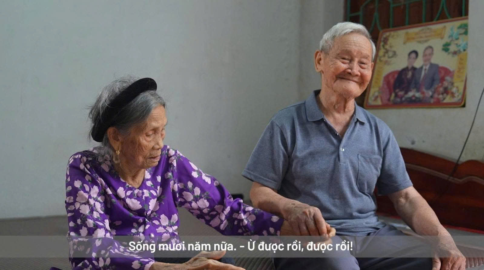 Sự quan tâm của cụ ông dành cho cụ bà qua những việc nhỏ