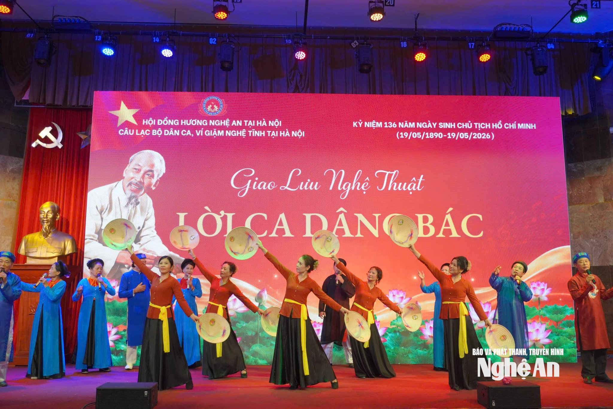 Tiết mục biểu diễn của các nghệ sĩ CLB Dân ca Ví, Giặm Nghệ Tĩnh tại Hà Nội.