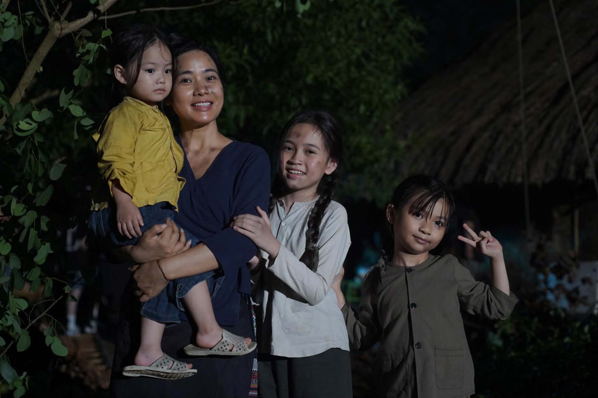 Diễn viên Đàm Hằng và các diễn viên nhí trong phim