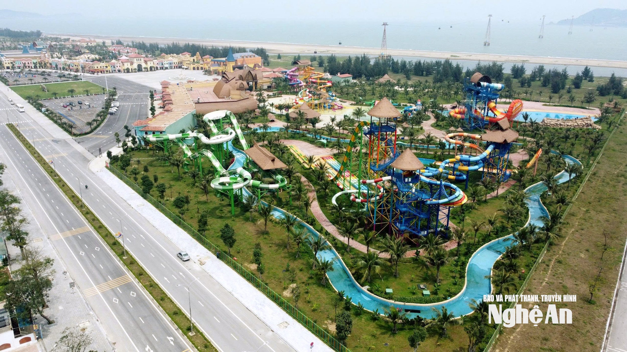 VinWonders Cửa Hội tọa lạc ngay bãi biển Cửa Lò thơ mộng. Nơi đây có hàng loạt trò chơi lý thú, đặc biệt có tuyến cáp treo ra đảo Song Ngư sẽ giúp bạn có thêm những trải nghiệm thú vị. Ảnh Quang An