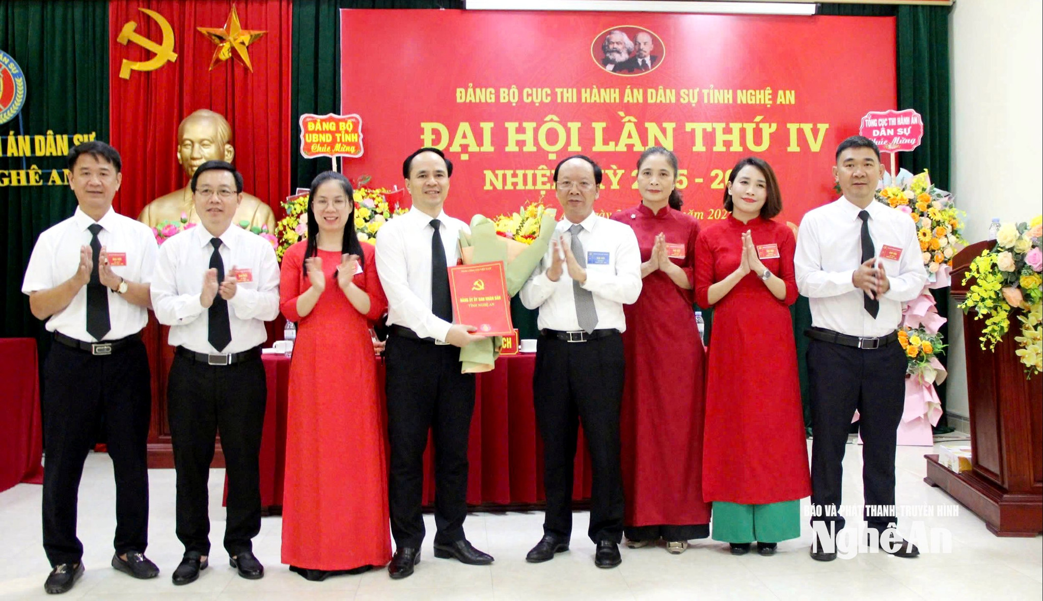 Đồng chí Bùi Thanh An - Ủy viên Ban Thường vụ Tỉnh ủy, Phó Chủ tịch Thường trực UBND tỉnh tặng hoa chúc mừng Đại hội Đảng bộ Cục THADS tỉnh. Ảnh tư liệu