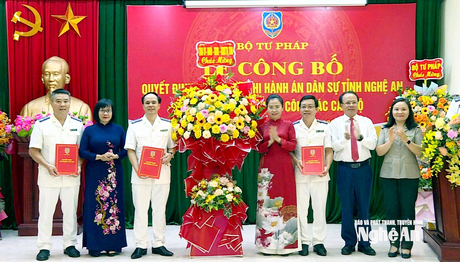 Đồng chí Võ Thị Minh Sinh - Phó Bí thư Tỉnh ủy, Chủ tịch Ủy ban MTTQ Việt Nam tỉnh tặng hoa chúc mừng tại lễ Công bố quyết định thành lập THADS tỉnh Nghệ An. Ảnh tư liệu