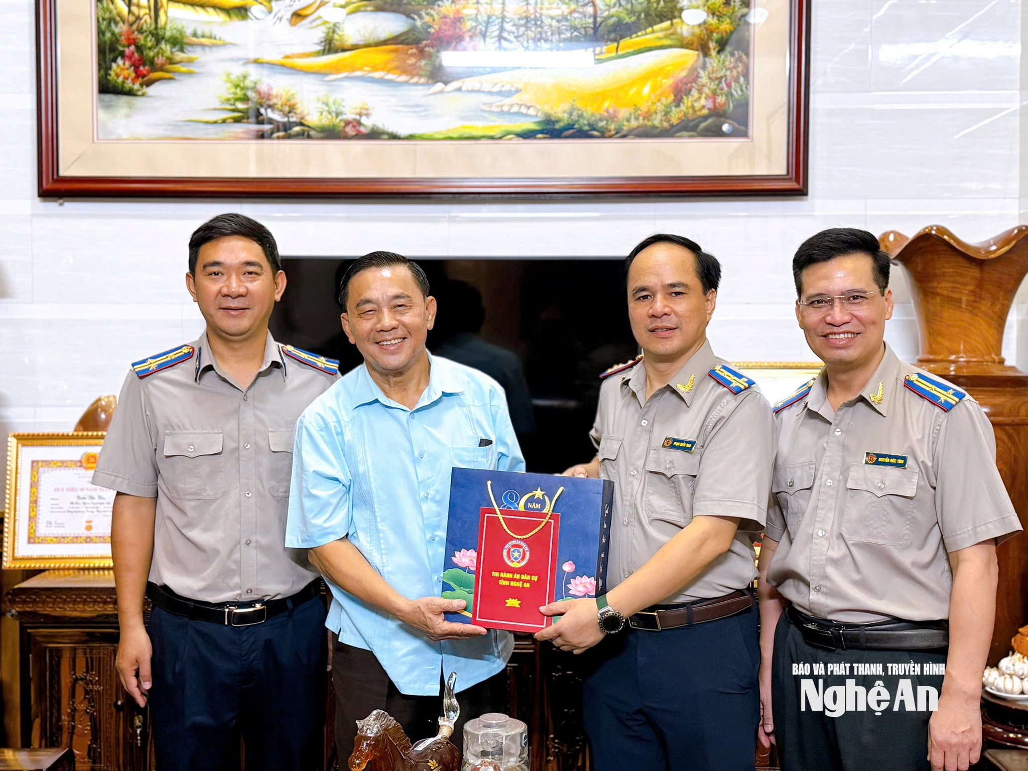 Lãnh đạo Thi hành án dân sự tỉnh thăm hỏi, tặng quà nguyên lãnh đạo đã nghỉ hưu.