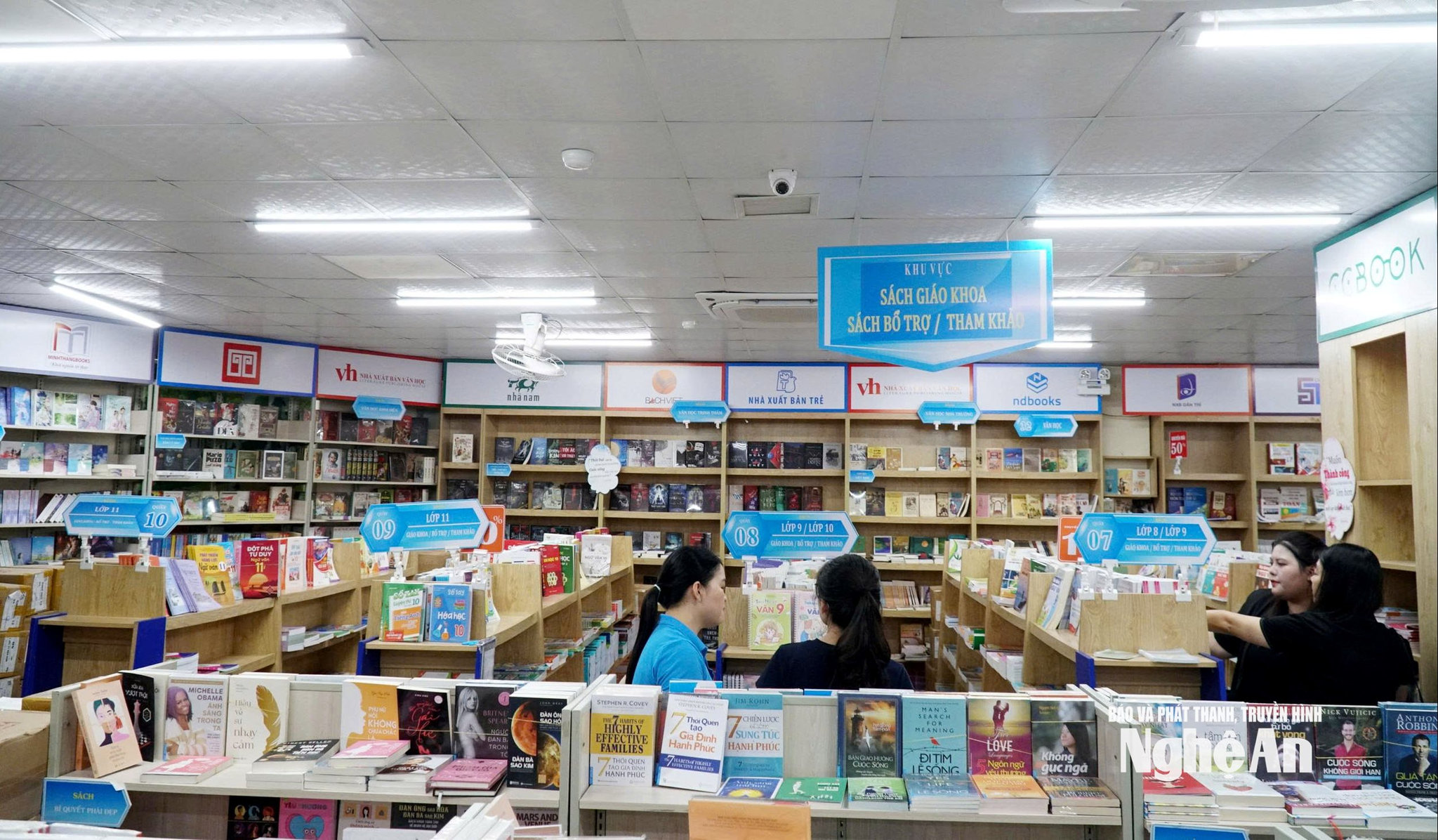 Tình trạng khan hiếm sách giáo khoa đã được giảm so với các năm trước do chỉ còn 1 bộ sách giáo khoa. Ảnh - Mỹ Hà