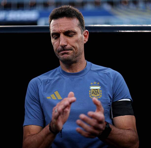 HLV Scaloni đang chật vật trong việc tìm ra một lối chơi hiệu quả cho Argentina