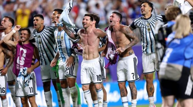 Niềm vui của Messi và đồng đội sau chiến thắng kịch tính trước Thụy Sĩ.