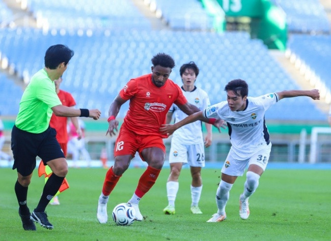 Các cầu thủ Việt Nam ăn mừng trong trận đấu với Gangwon FC