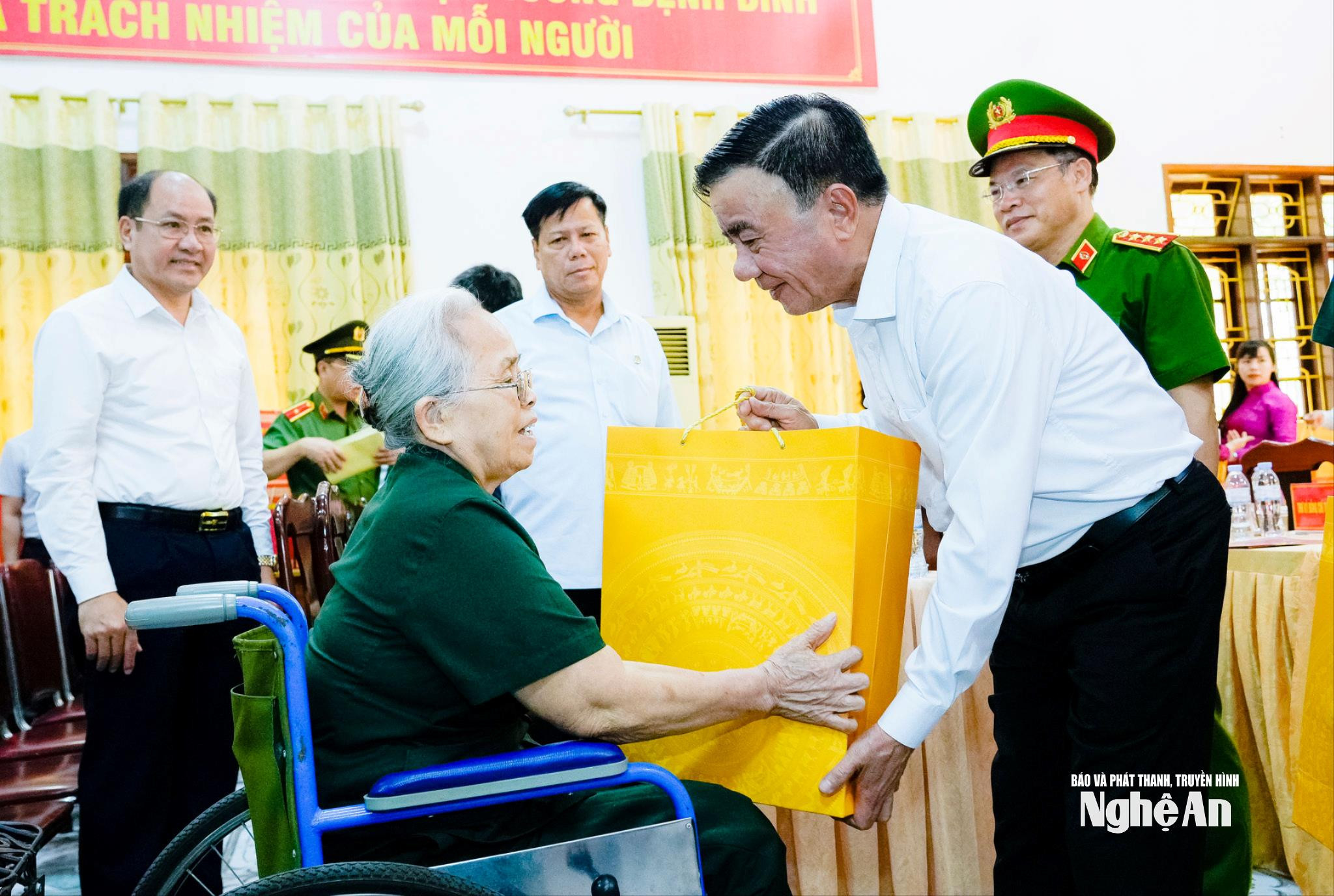 Đồng chí Trần Cẩm Tú - Ủy viên Bộ Chính trị, Thường trực Ban Bí thư trao quà cho các bác thương binh, bệnh binh tại Trung tâm Điều dưỡng Thương binh Nghệ An. Ảnh: Phạm Bằng