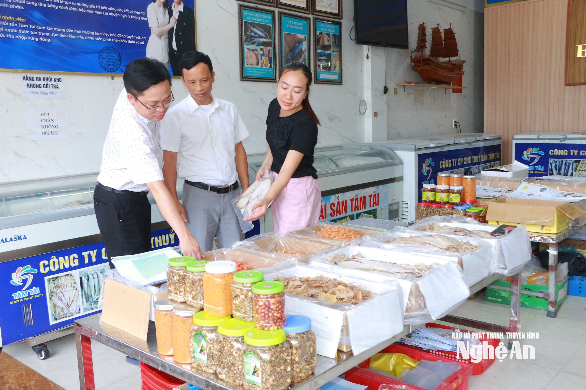 Bà Nguyễn Thị Tài- Hộ kinh doanh sản phẩm du lịch trao đổi với cán bộ Ban xây dựng Đảng phường Cửa Lò và cán bộ khối Nghi Thuỷ 1 về xây dựng thương hiệu. Ảnh KL