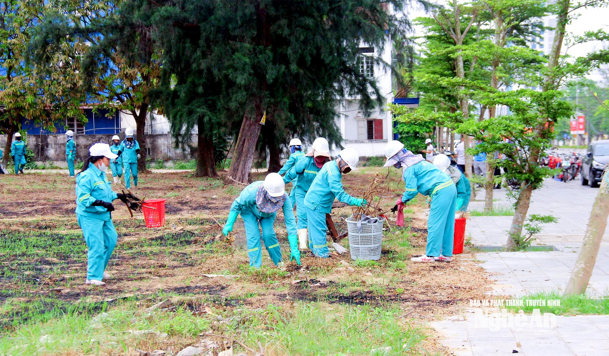 Các lực lượng ra quân thu gom rác thải trên các tuyến đường nội thị biển Cửa Lò. Ảnh MH
