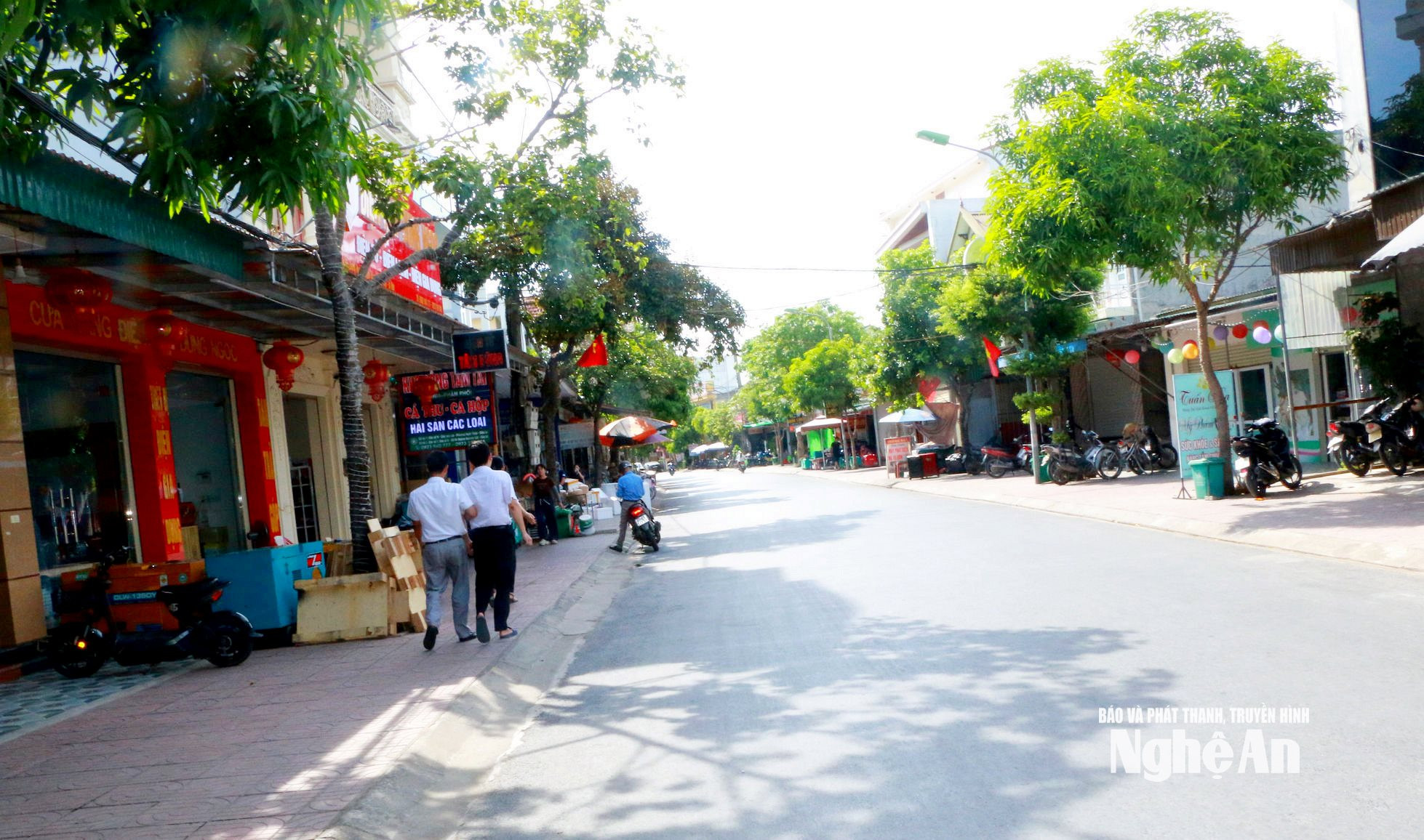 Các tuyến phố kinh doanh tại khối Nghi Thuỷ 1 đã có sự thay đổi quy củ hơn. Ảnh KL