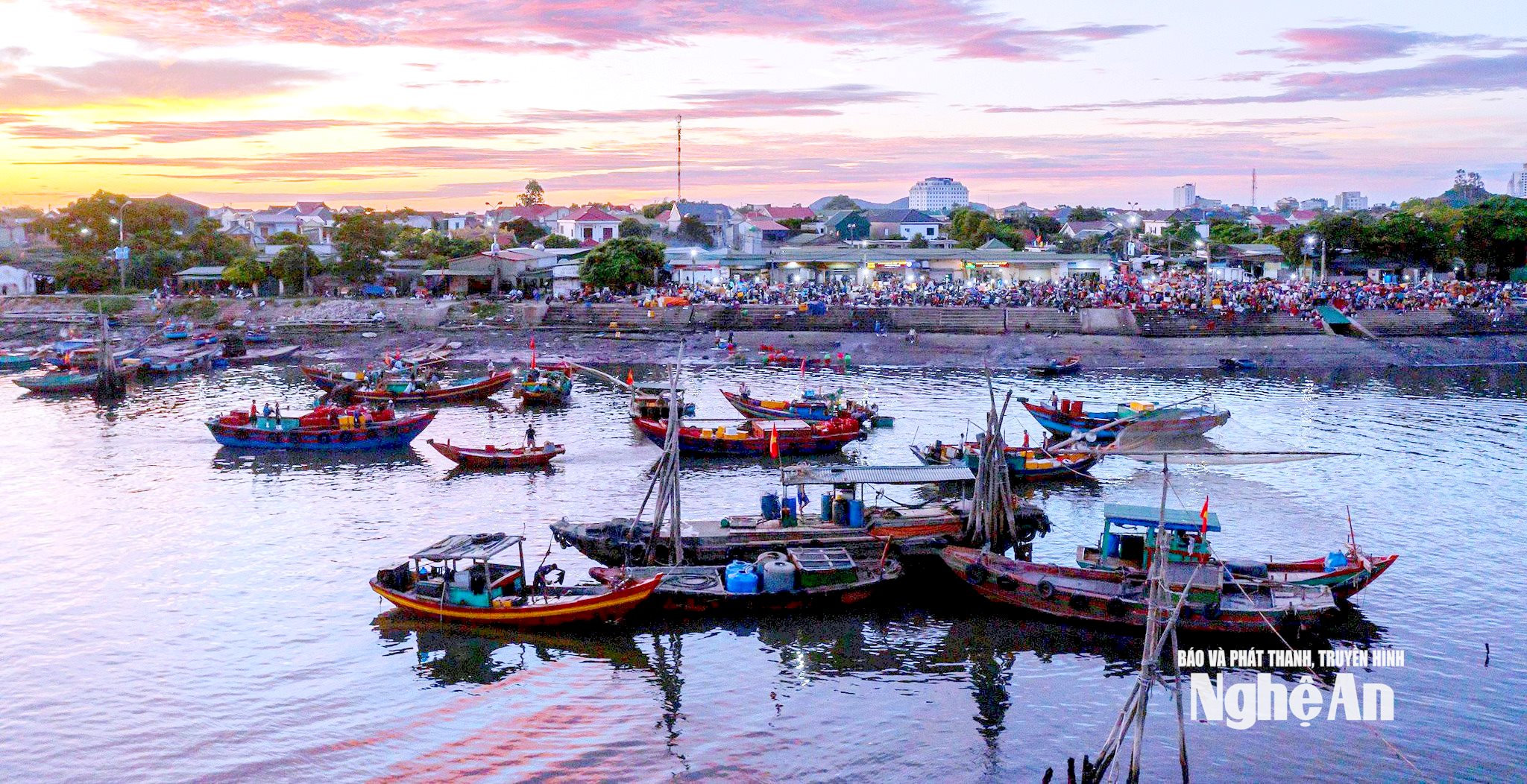 Rạng Đông trên bến cá Nghi Thủy. Ảnh Quốc Đàn