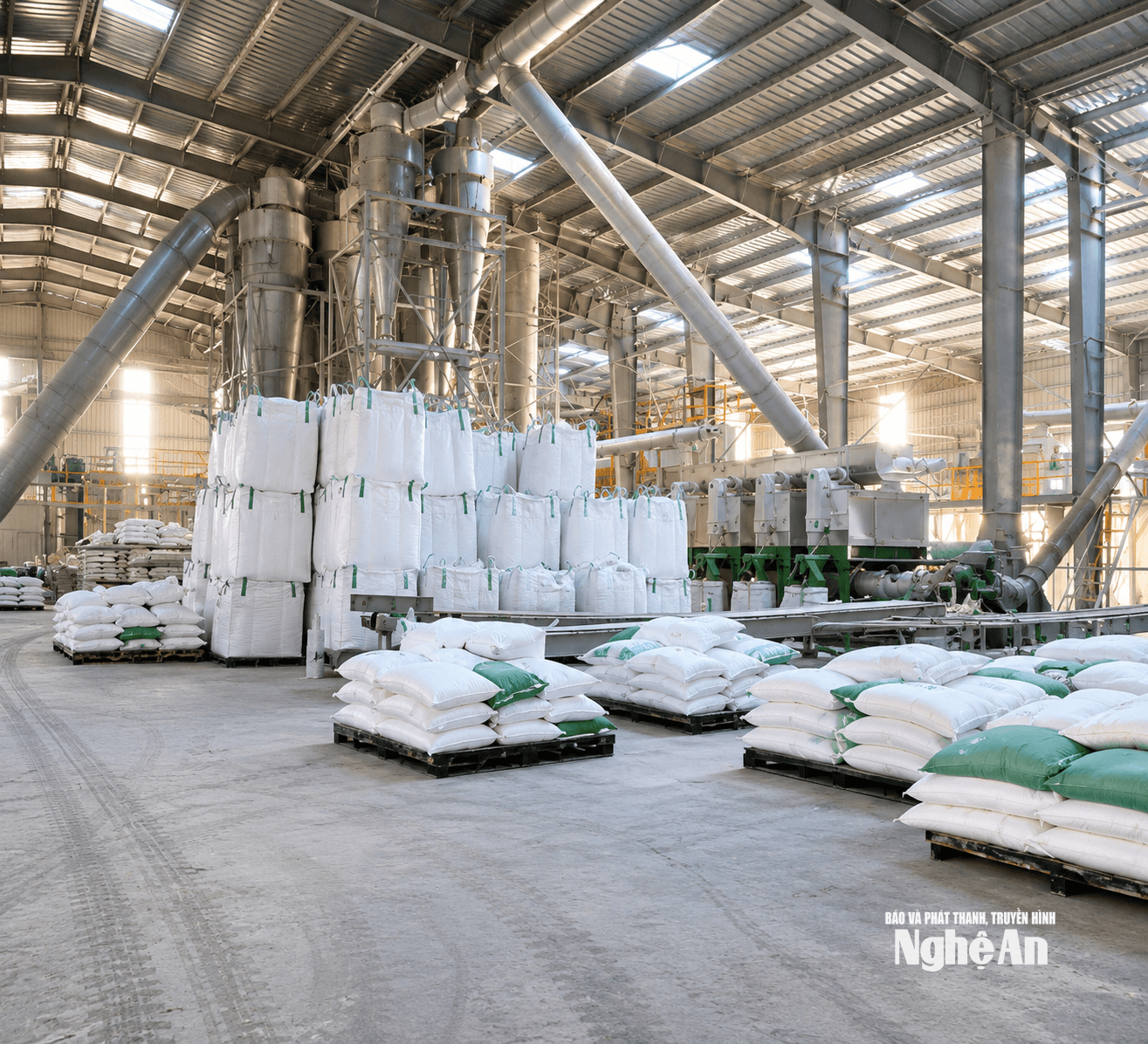 Sản xuất tinh bột sắn tại nhà máy tinh bột sắn Á châu Hoa Sơn. Ảnh PV
