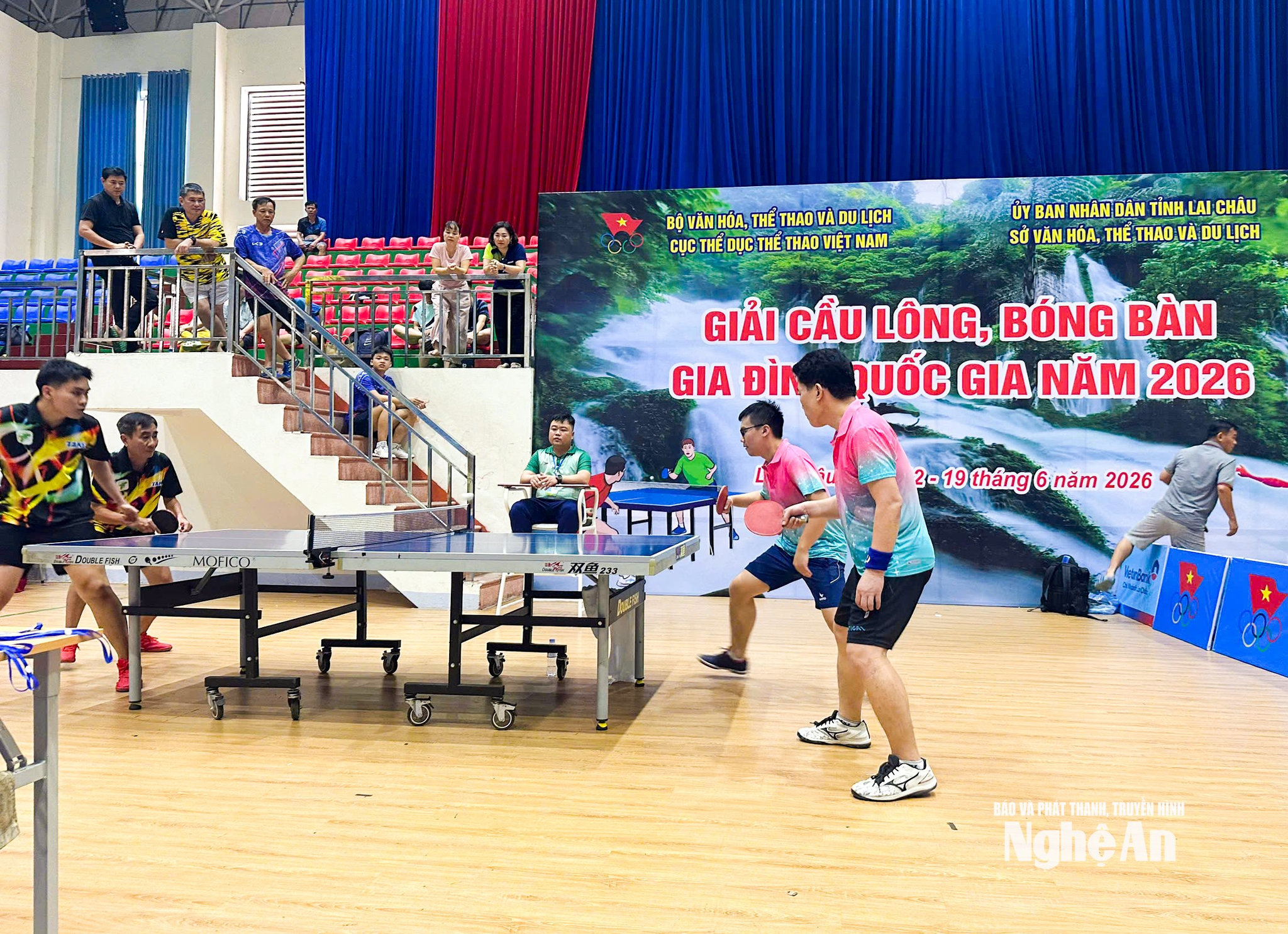 Cặp vận động viên Nghệ An (bên phải) thi đấu tại Giải cầu lông, bóng bàn gia đình quốc gia năm 2026.