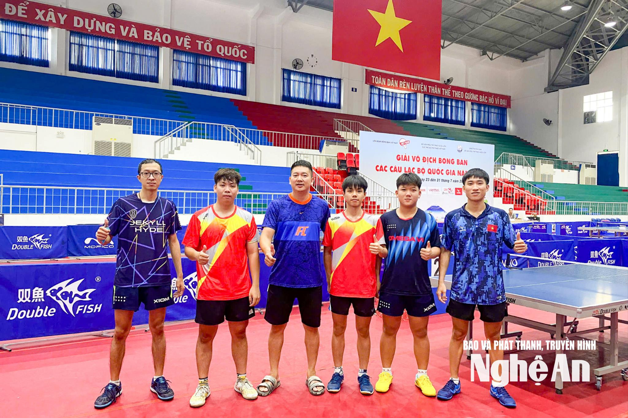 HLV Hà Minh Tuấn (thứ 3 từ trái sang) - Trưởng bộ môn Bóng bàn (Trung tâm Huấn luyện và Thi đấu TDTT Nghệ An) và các VĐV Đội tuyển bóng bàn Nghệ An.