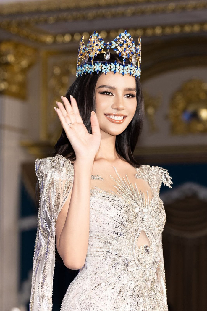 Opal Suchata gây ấn tượng với vẻ đẹp thanh lịch