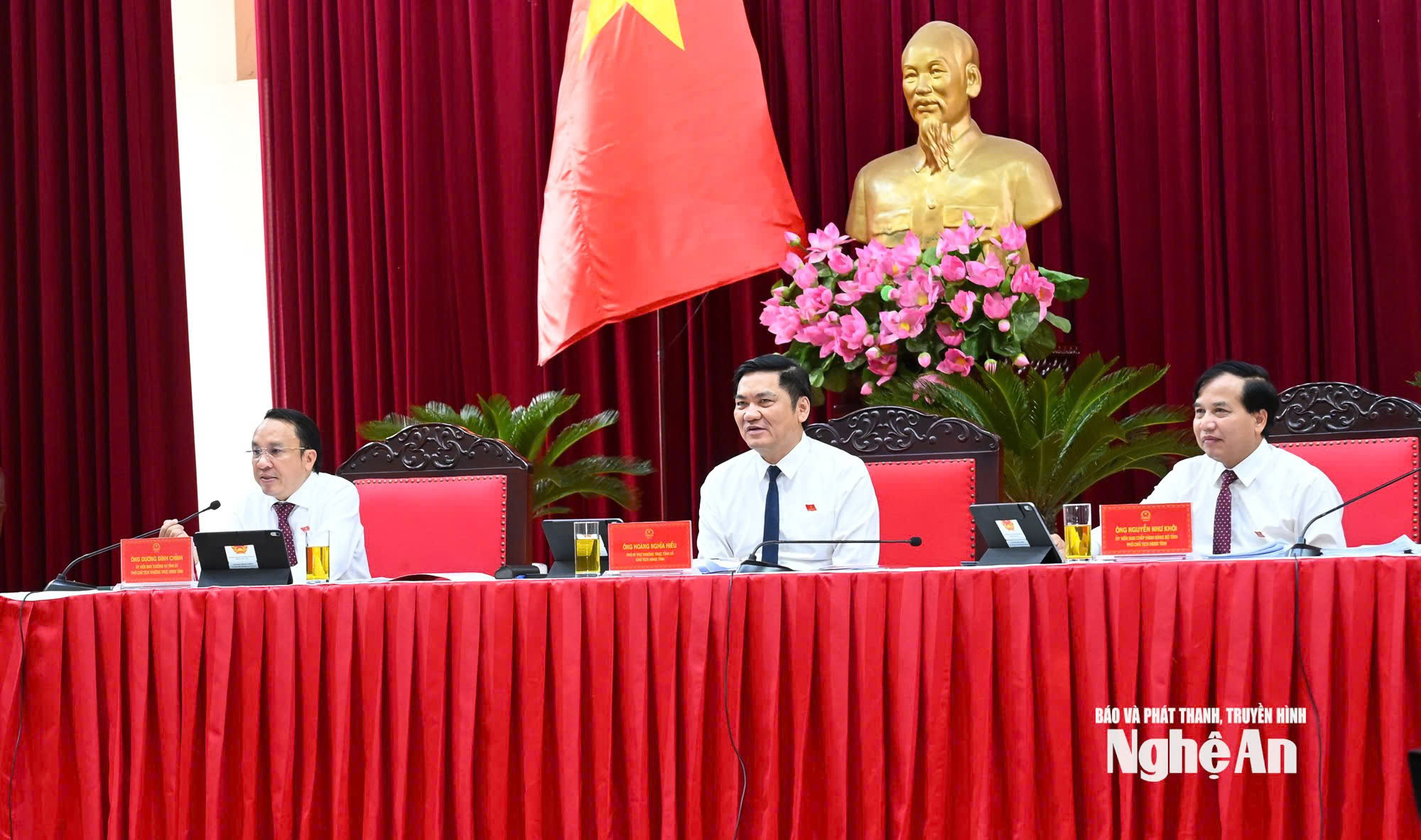 Đoàn Chủ tịch điều hành phiên chất vấn và trả lời chất vấn. Ảnh: Thành Cường