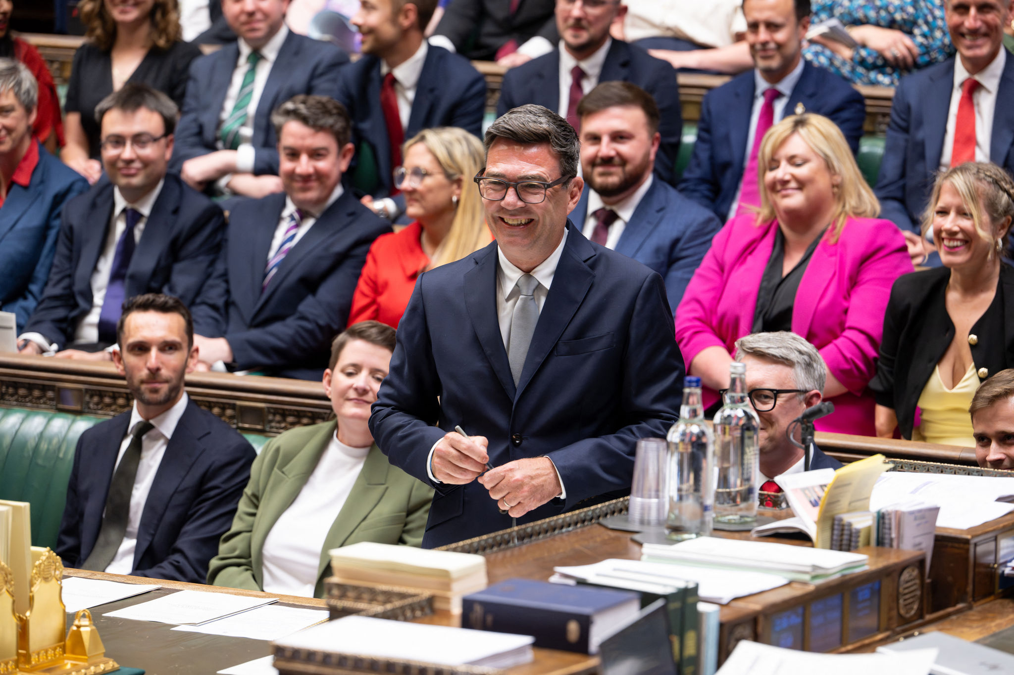 Nghị sĩ Công đảng khu vực Makerfield, ông Andy Burnham, đang mỉm cười sau khi ký sổ tuyên thệ nhậm chức sau chiến thắng trong cuộc bầu cử bổ sung vào ngày 22/6/2026 tại Hạ viện Anh. Ảnh: AFP