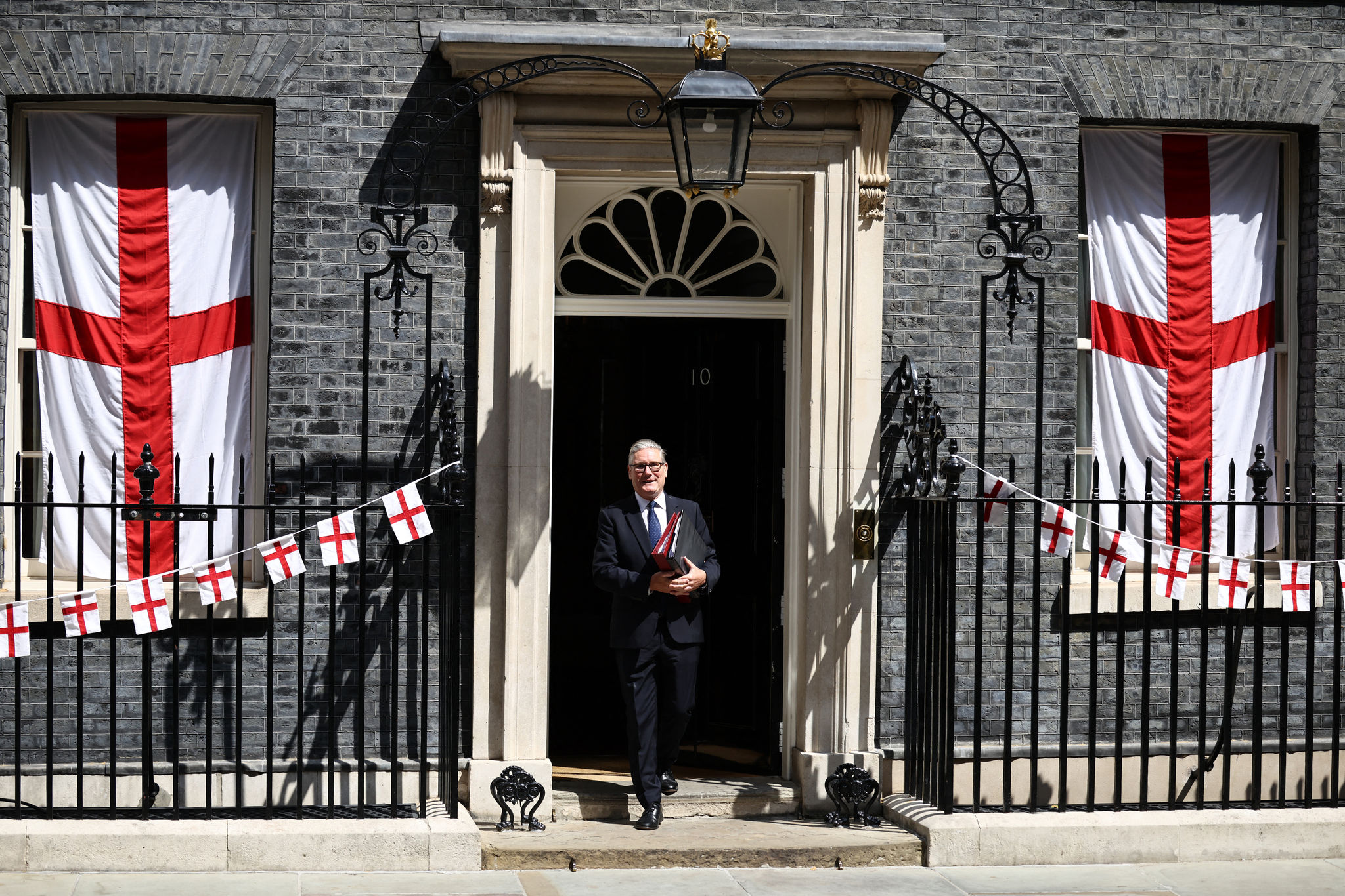 Thủ tướng Anh Keir Starmer rời số 10 phố Downing, London vào ngày 15/7/2026, để tham dự phiên chất vấn cuối cùng dành cho Thủ tướng. Ảnh: AFP
