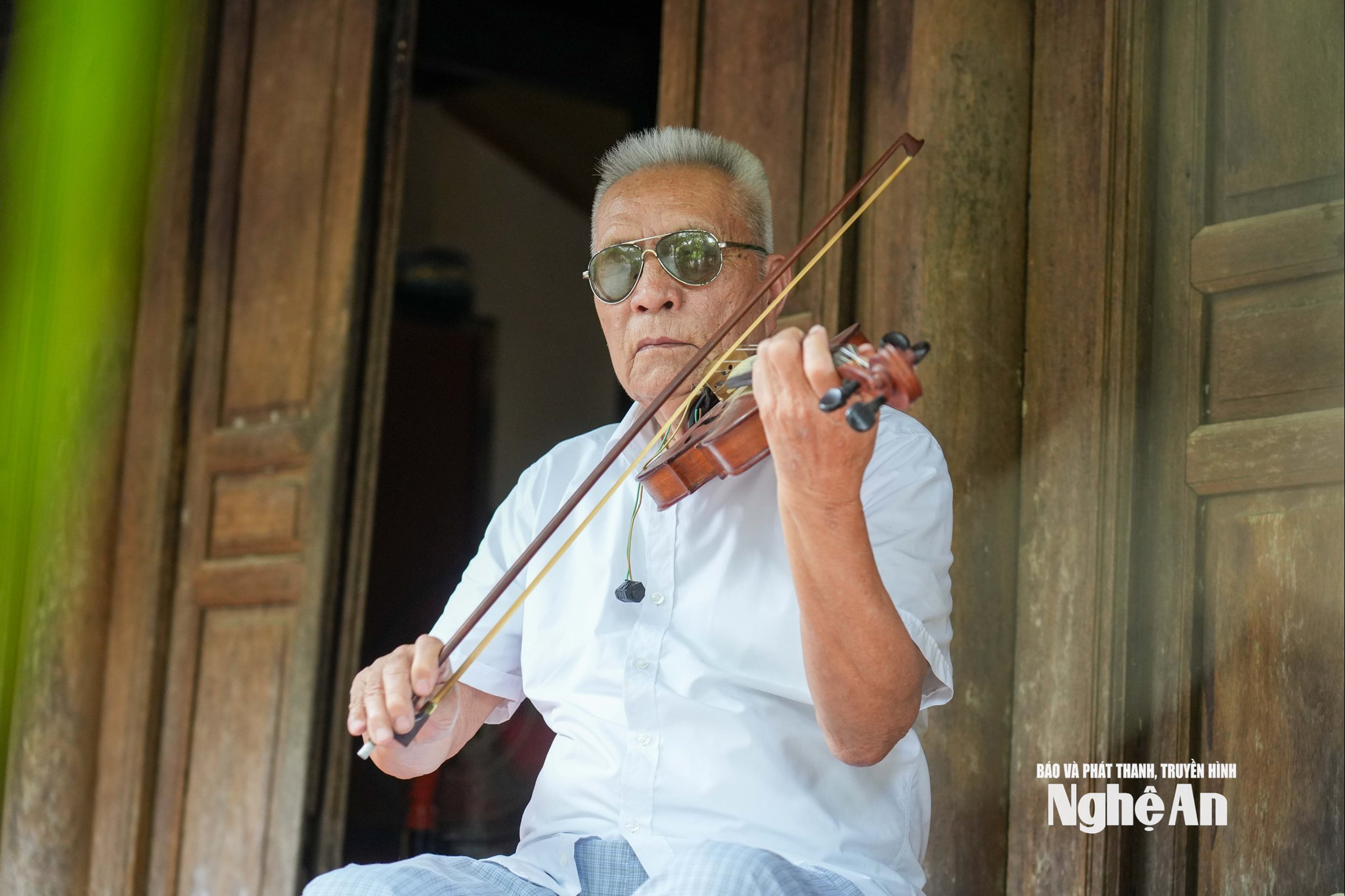 Ông có thể chơi nhiều loại nhạc cụ như violin, organ, mandolin… Ảnh: Đình Tuyên