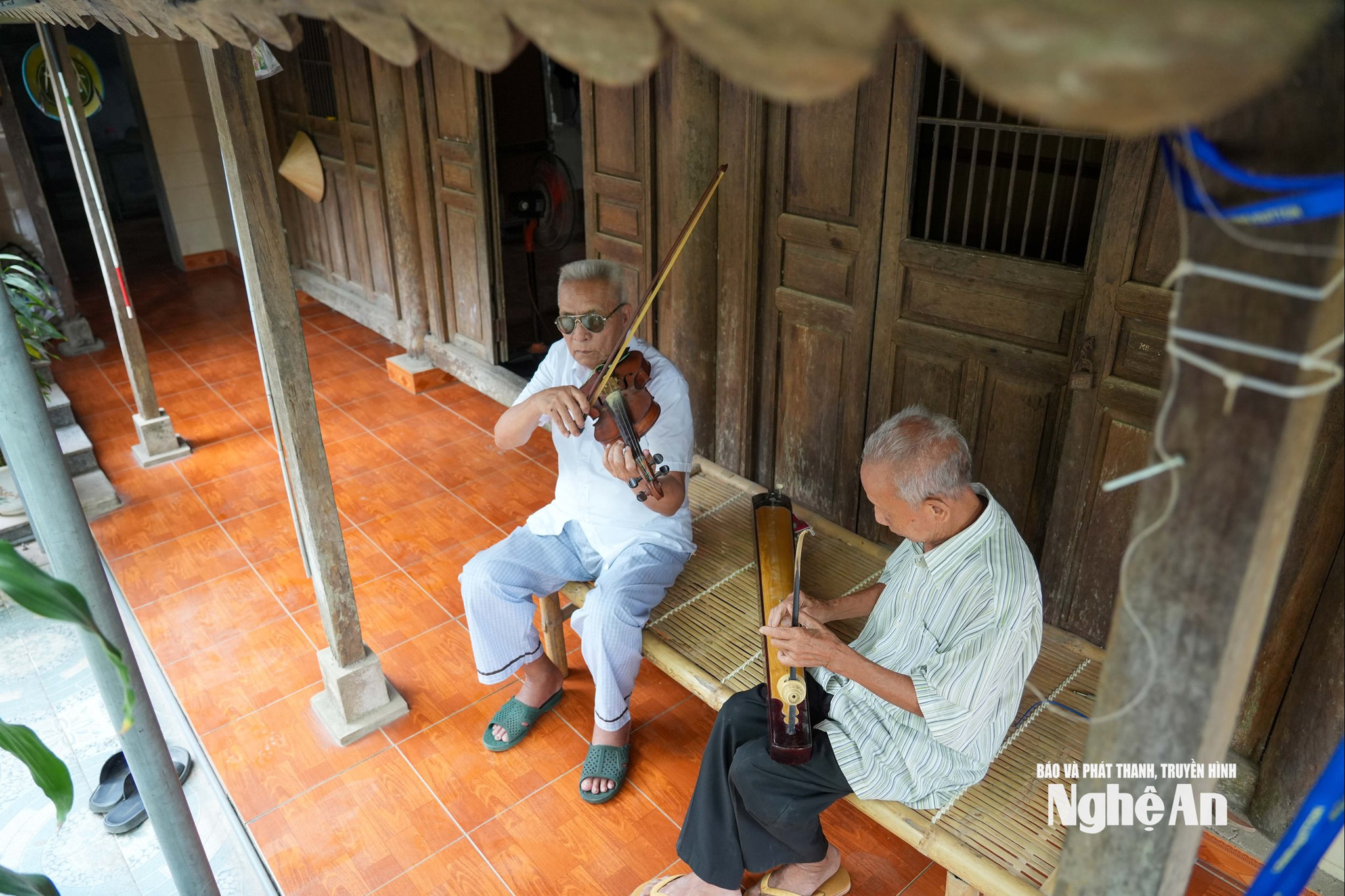 Ông Ông Văn Liêm, người sống gần nhà, cho biết ông Khoa luôn sống trách nhiệm, nhiệt tình với phong trào địa phương và chơi nhiều loại nhạc cụ phục vụ bà con trong các dịp hội họp, biểu diễn. Vì thế, mọi người trìu mến gọi ông là ‘nghệ sĩ làng quê’. Ảnh: Đình Tuyên
