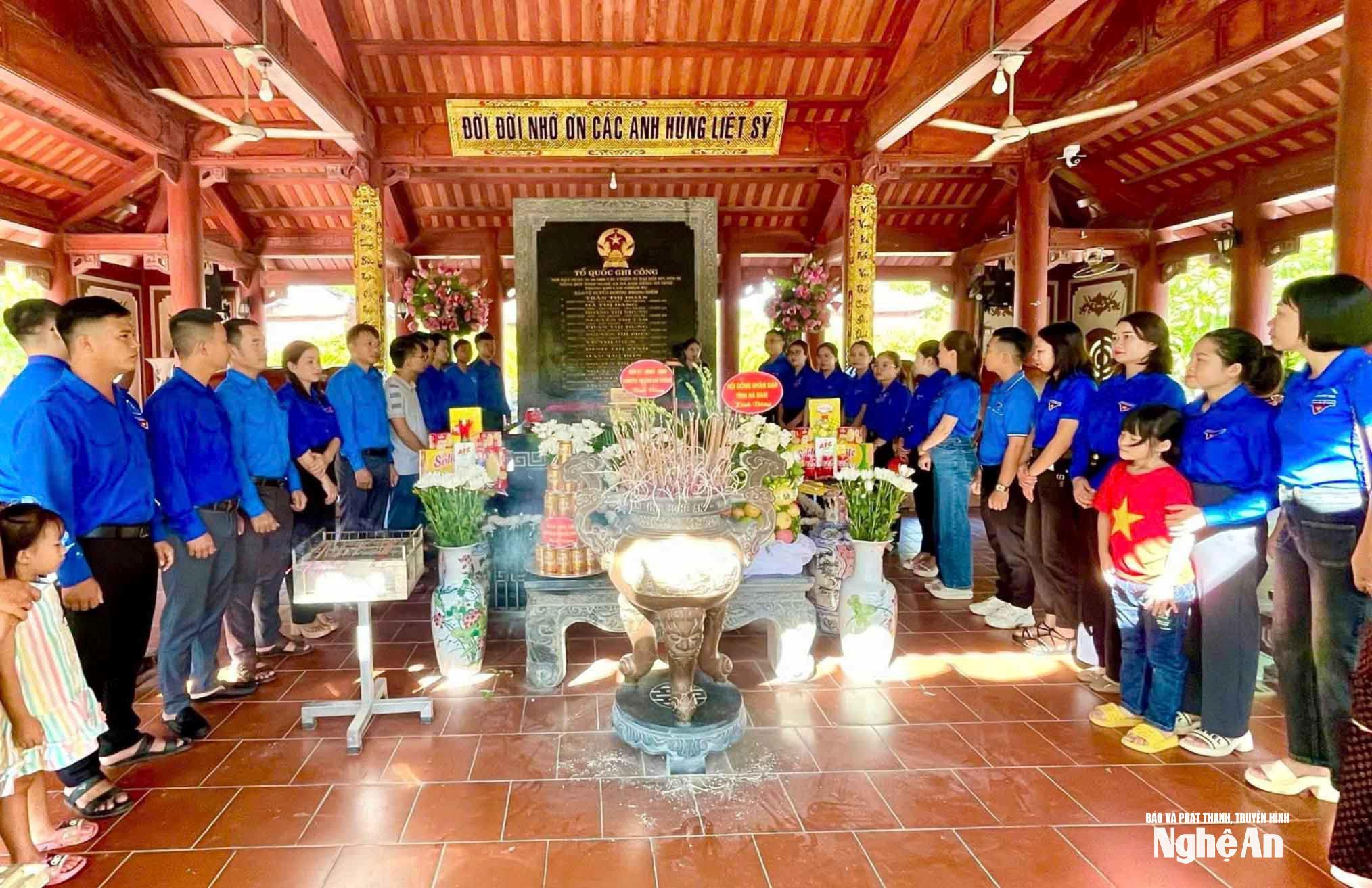 cac-ban-tre-nghe-an-trong-hanh-trinh-tri-an-cac-anh-hung-liet-sy-tren-manh-dat-truong-bon.-anh-tu-lieu-huyen-doan-anh-son-cung-cap(1).jpg