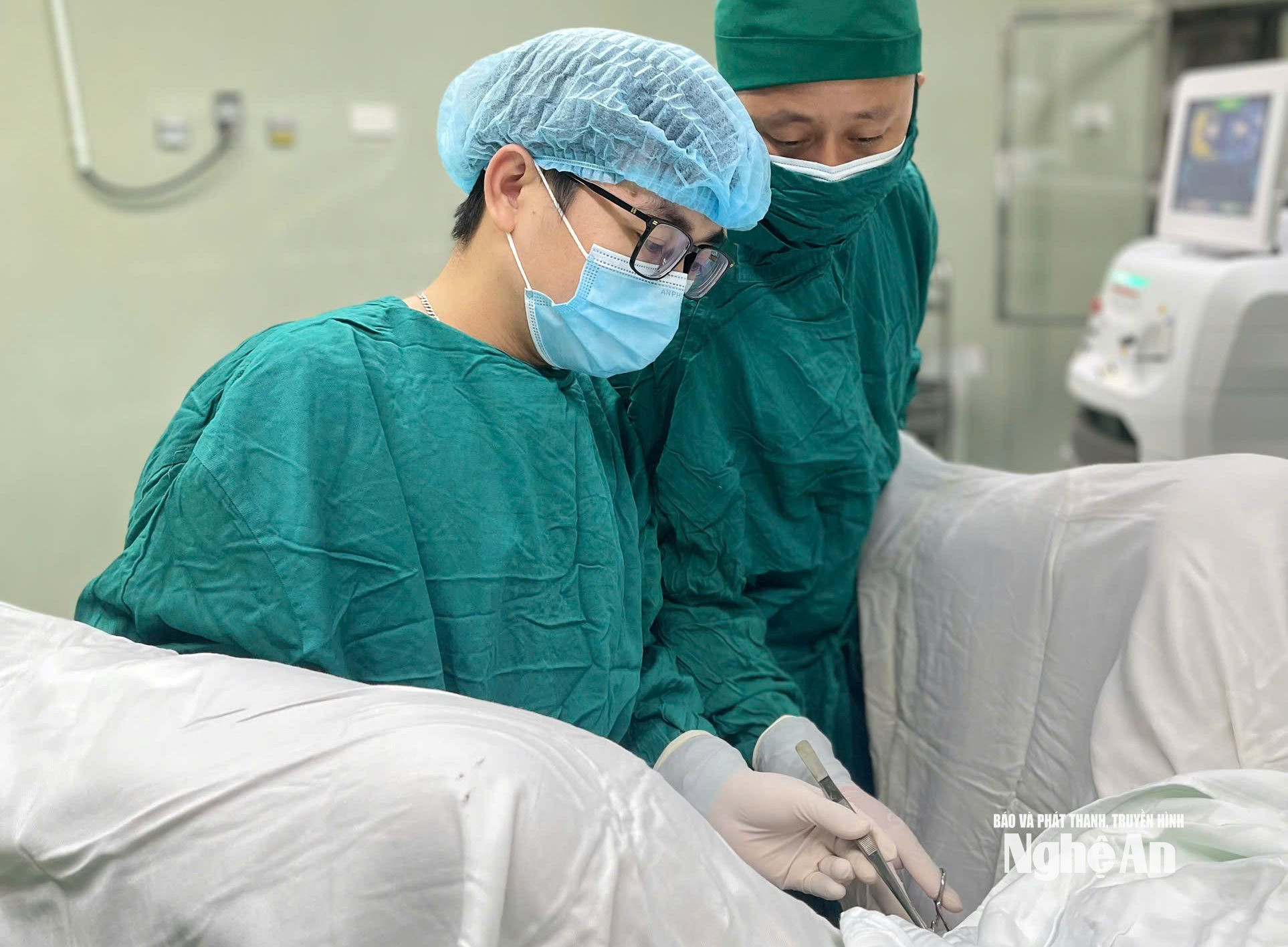 Hình ảnh Bác sĩ tiến hành phẫu thuật