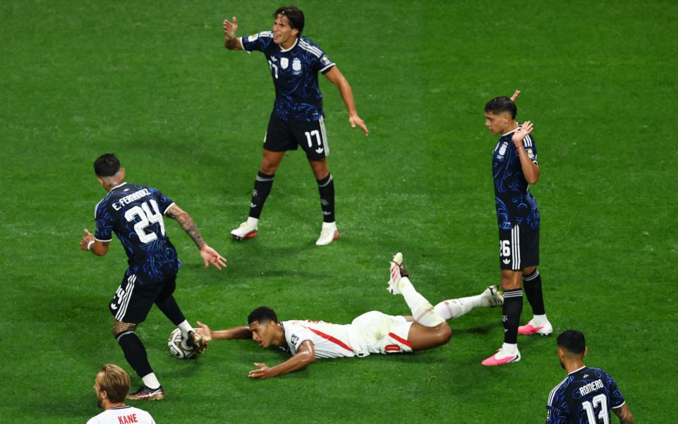 Các cầu thủ Anh đối mặt với lối chơi đầy tiểu xảo của Argentina.