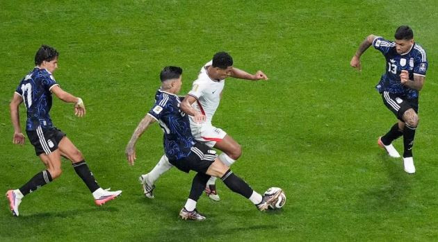 Jude Bellingham bị các cầu thủ Argentina vây ráp quyết liệt.