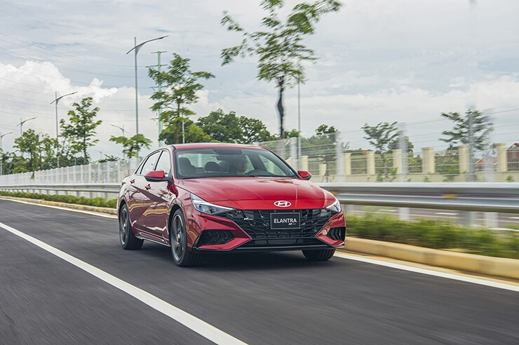Hyundai Elantra 2026 sử dụng hệ dẫn động cầu trước cho tất cả các phiên bản
