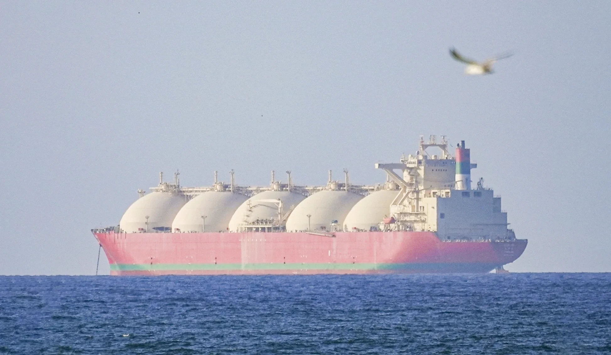 Một tàu di chuyển qua eo biển Hormuz nhìn từ phía Oman