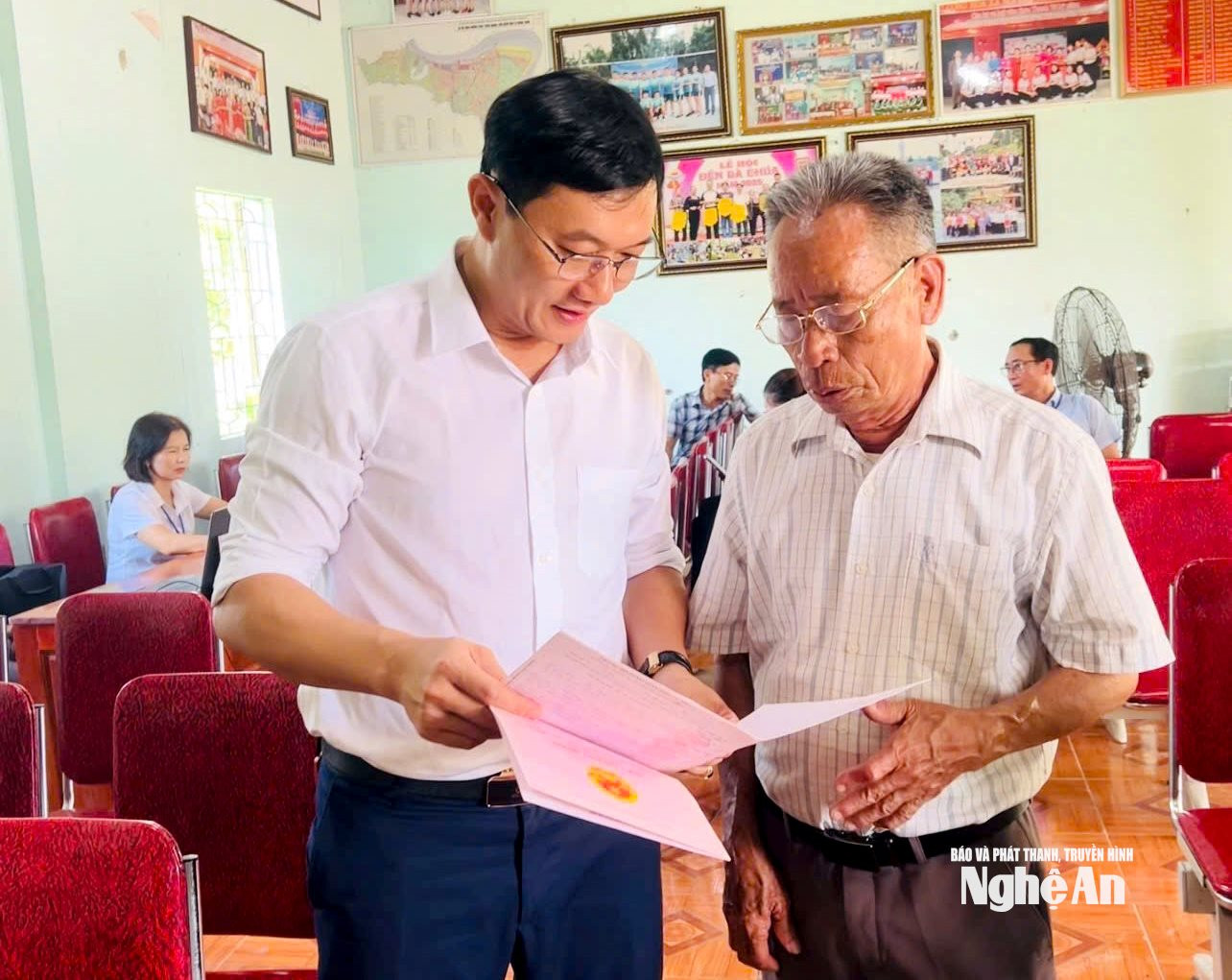 Cán bộ xã Đại Đồng hướng dẫn người dân làm thủ tục đất đai ảnh QA