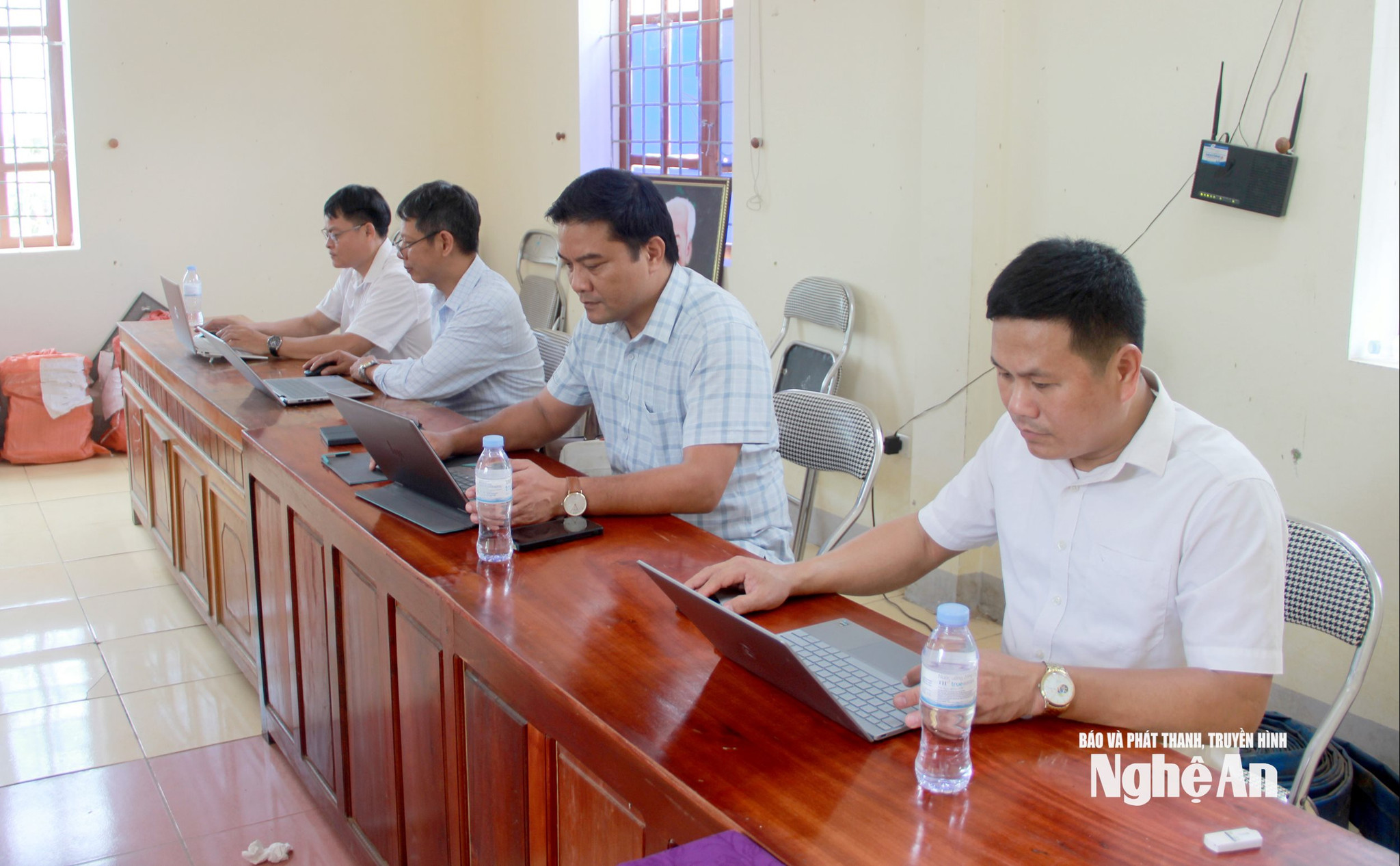 cán bộ xã Tam Thái xử lý công việc ảnh QA