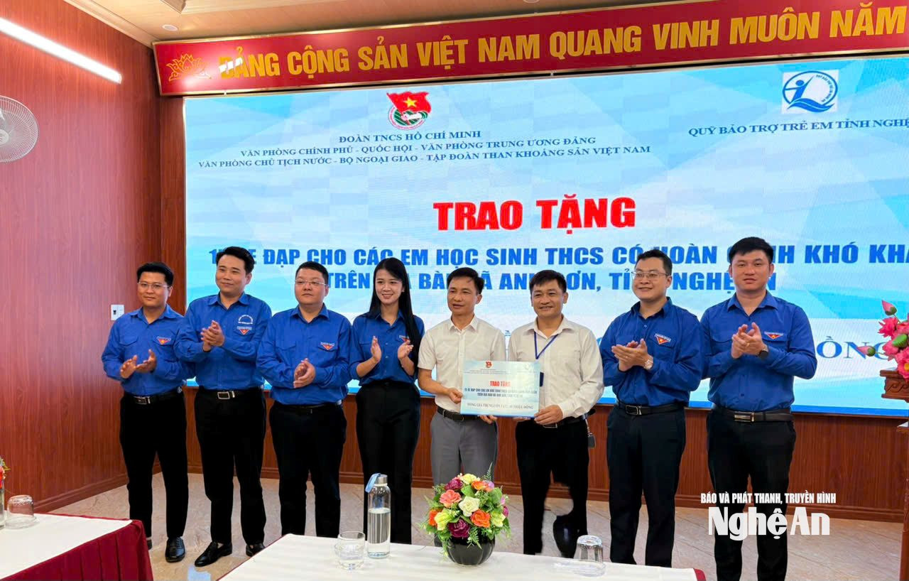Đại diện các đơn vị tài trợ trao biển tài trợ tượng trưng cho Quỹ Bảo trợ trẻ em Nghệ An