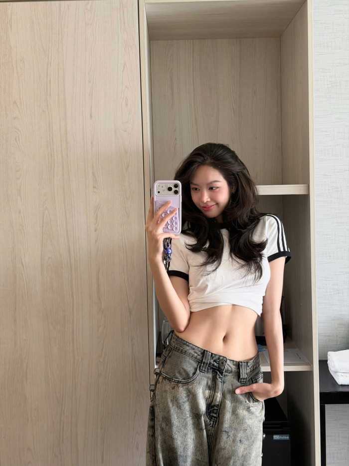 Vóc dáng thon gọn và săn chắc của Hoa hậu Thanh Thủy trong trang phục năng động.