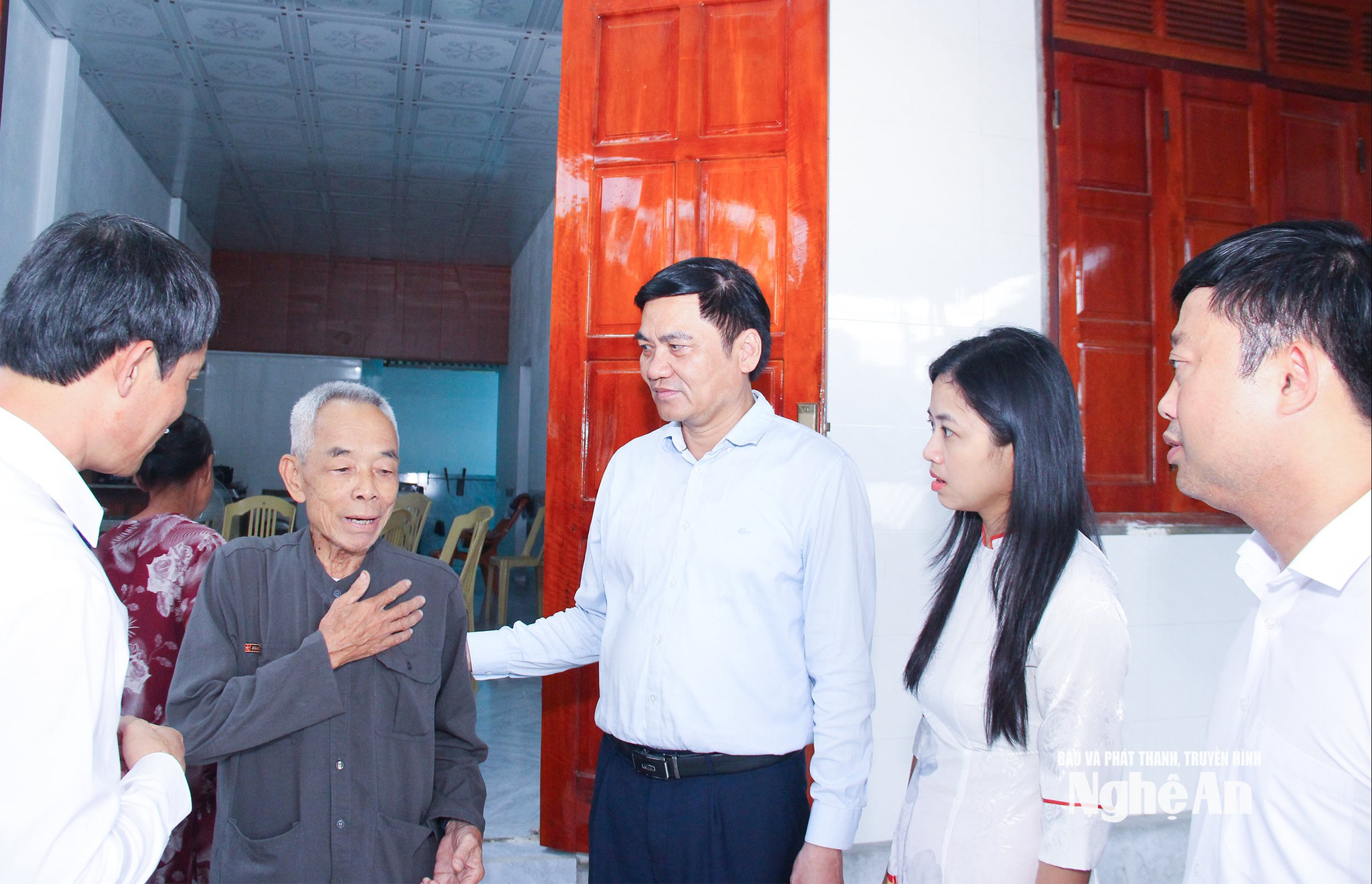 Đồng chí Hoàng Nghĩa Hiếu - Phó Bí thư Thường trực Tỉnh ủy, Chủ tịch HĐND tỉnh nắm bắt tâm tư, trao đổi của người dân xã Thuần Trung. Ảnh: Mai Hoa