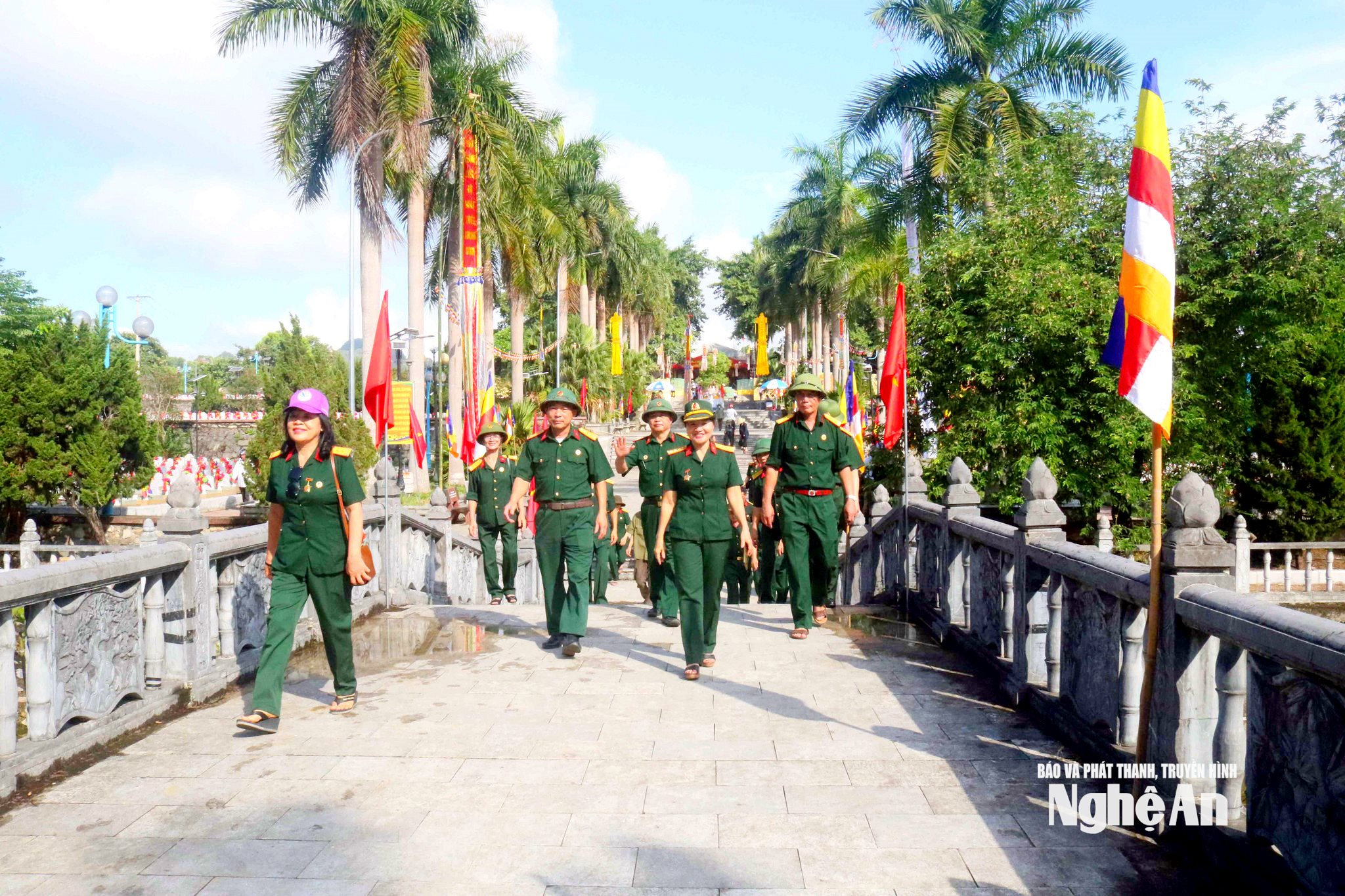 Các cựu chiến binh về Nghĩa trang liệt sĩ Việt - Lào dâng hoa, dâng hương tưởng niệm các Anh hùng liệt sĩ. Ảnh Huy Thư