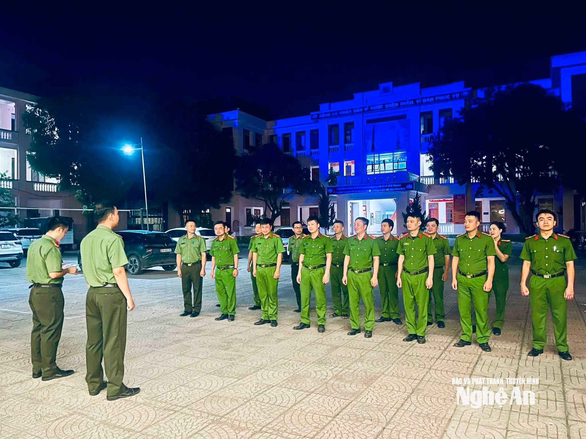 Công an xã Đô Lương ra quân tuần tra, phòng ngừa các hành vi vi phạm của thanh, thiếu niên. Ảnh: CSCC