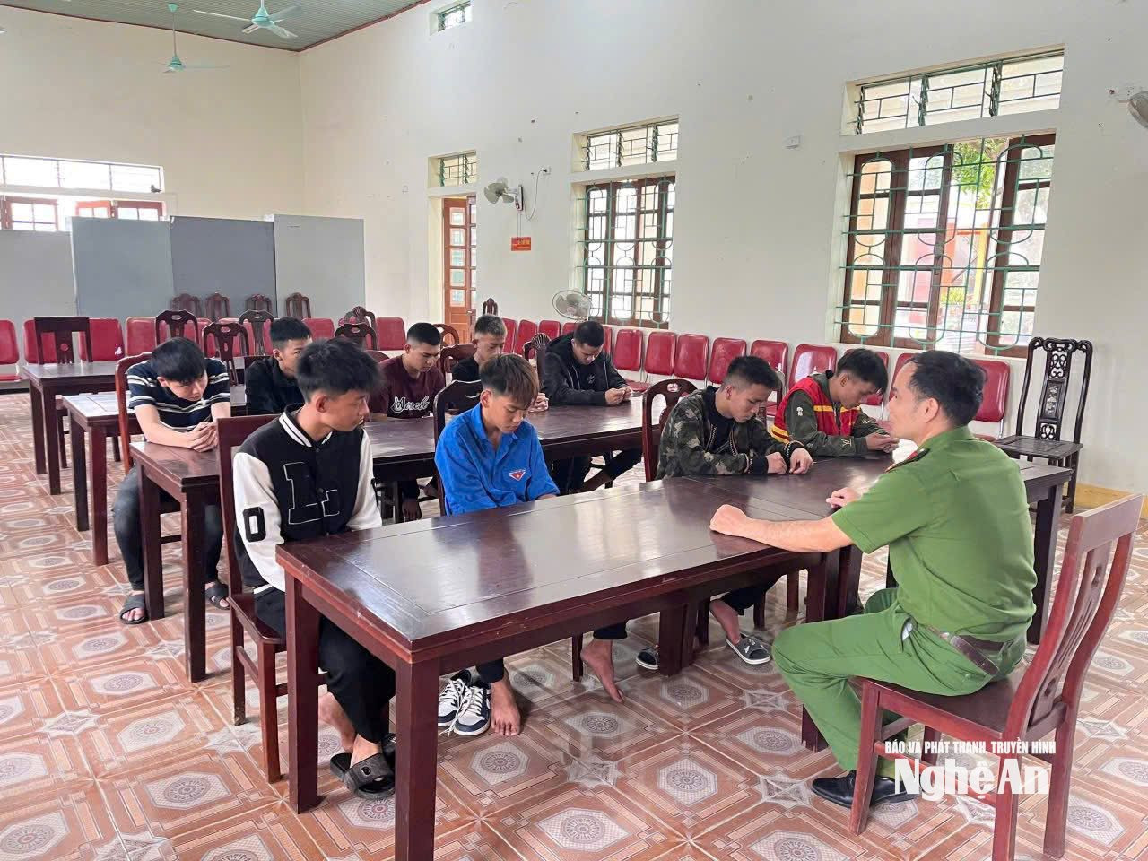 Công an xã Nam Đàn gặp gỡ một số thanh thiếu niên trên địa bàn. Ảnh - CSCC