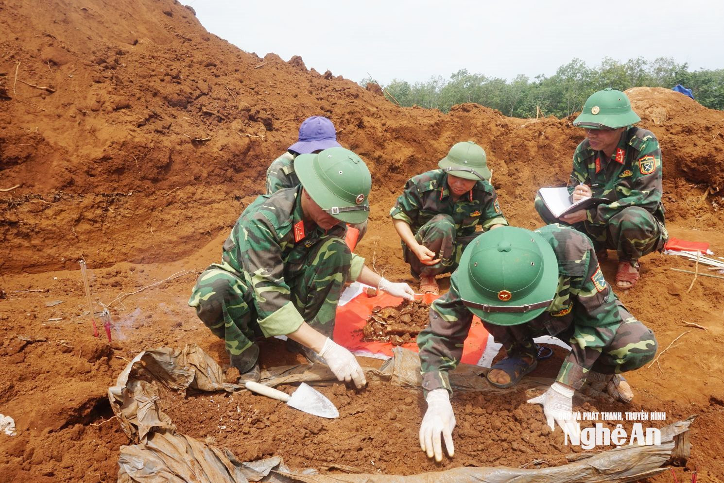 Tìm kiếm hài cốt liệt sỹ tại tỉnh Quảng Trị. Ảnh Báo Quân khu 4
