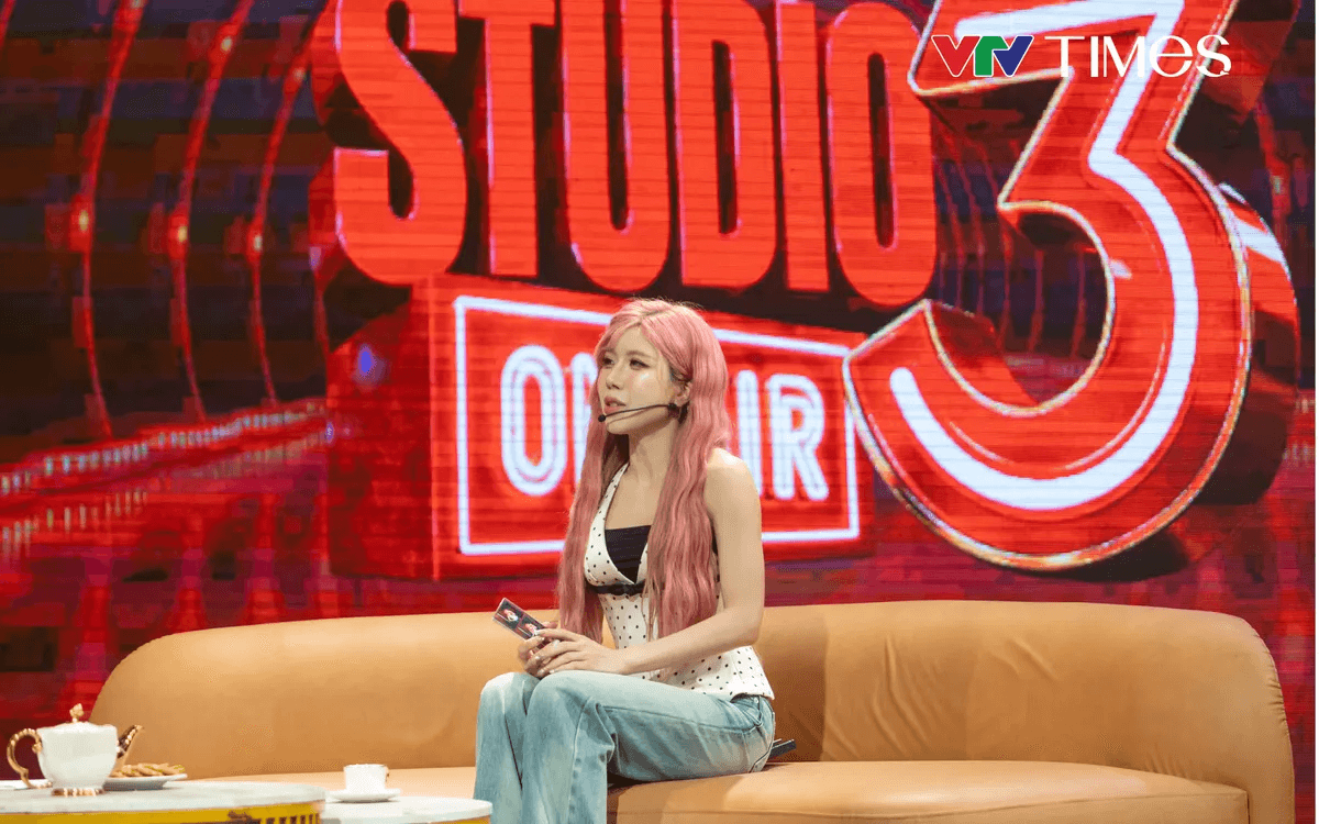 Trang Pháp xuất hiện rạng rỡ tại trường quay Studio 3 để chia sẻ về sự nghiệp
