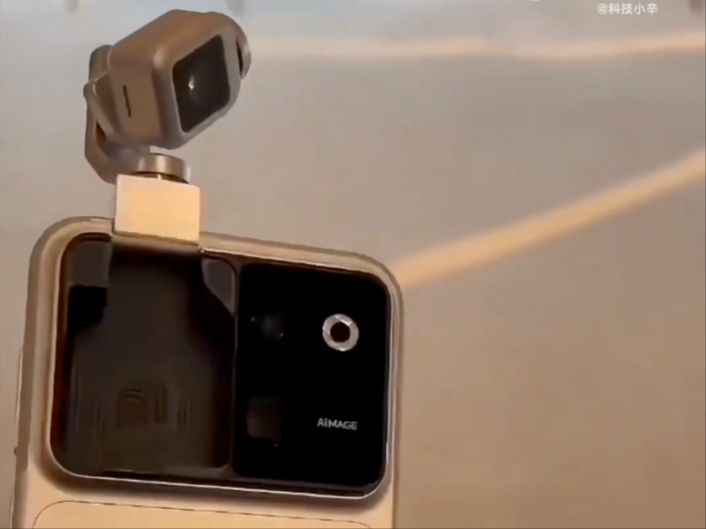 Video thực tế rò rỉ của Honor Robot Phone cho thấy cụm camera gimbal đang hoạt động