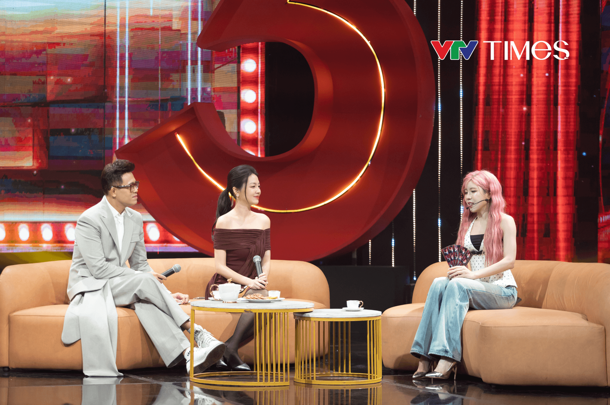 Trang Pháp chia sẻ về những dự định tương lai trong không gian Sofa Talk