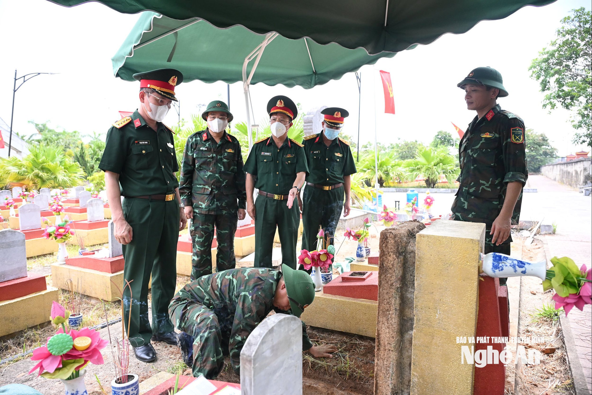 Nghệ An đã và đang quyết liệt triển khai Chiến dịch 500 ngày đêm đẩy mạnh thực hiện tìm kiếm, quy tập và xác định danh tính hài cốt liệt sĩ. Ảnh Thành Cường