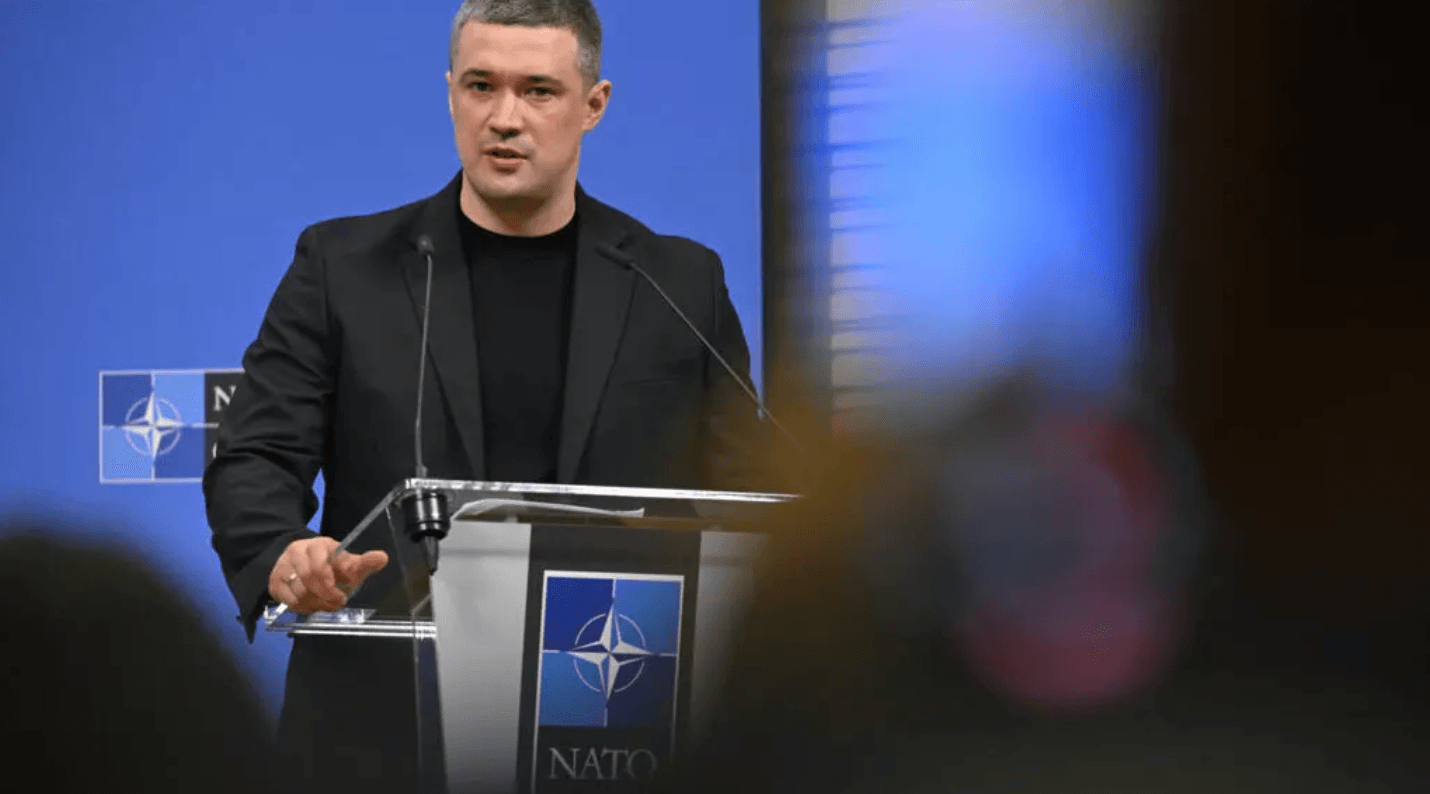 Mykhailo Fedorov - Bộ trưởng Quốc phòng Ukraine bị bãi nhiệm. Ngay sau đó, làn sóng biểu tình tại Ukraine đã diễn ra để phản đối quyết định này. Ảnh: AFP 